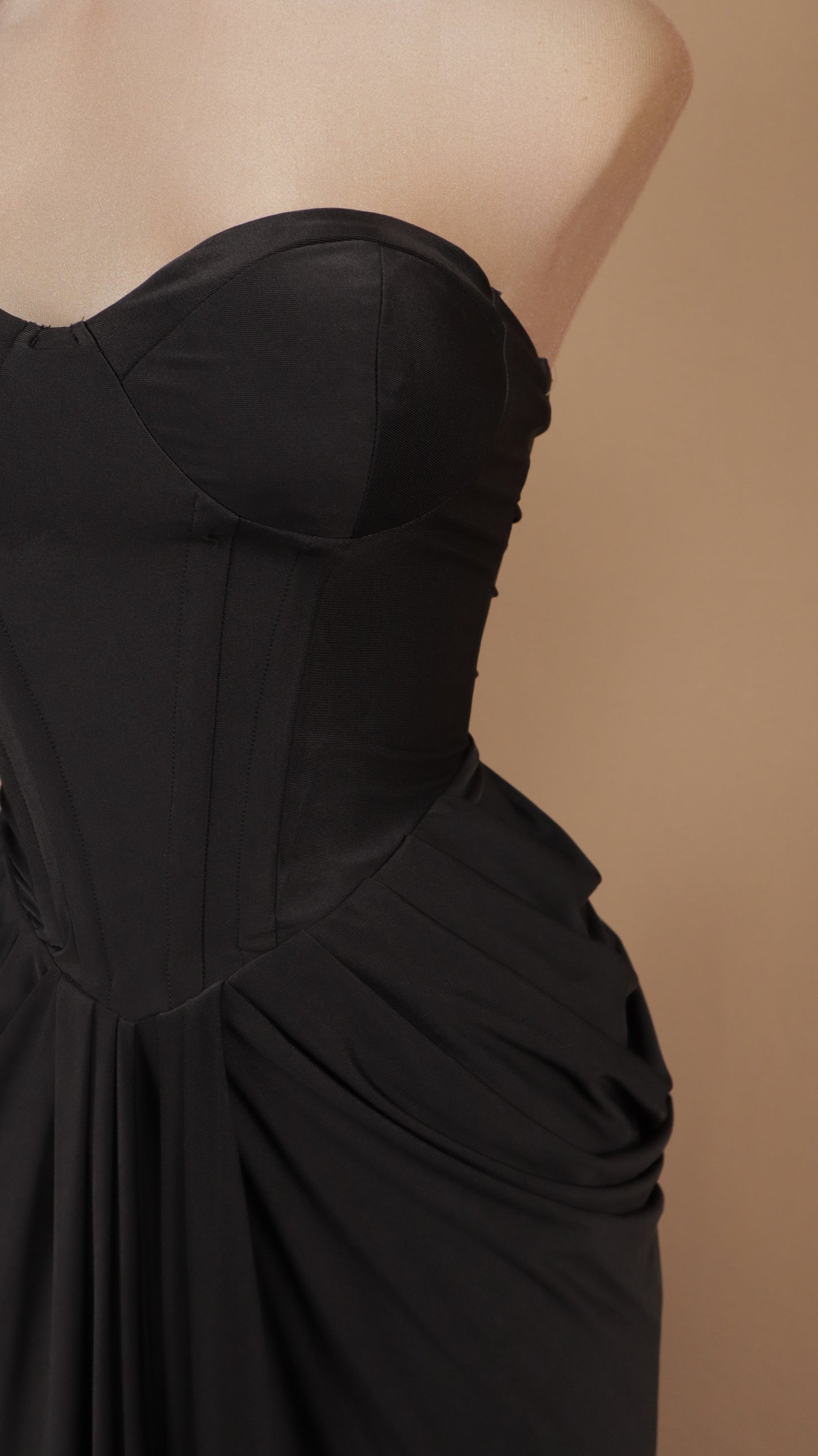 Vestido largo strapless con corsé y pliegue en cadera