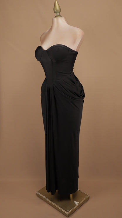 Vestido largo strapless con corsé y pliegue en cadera