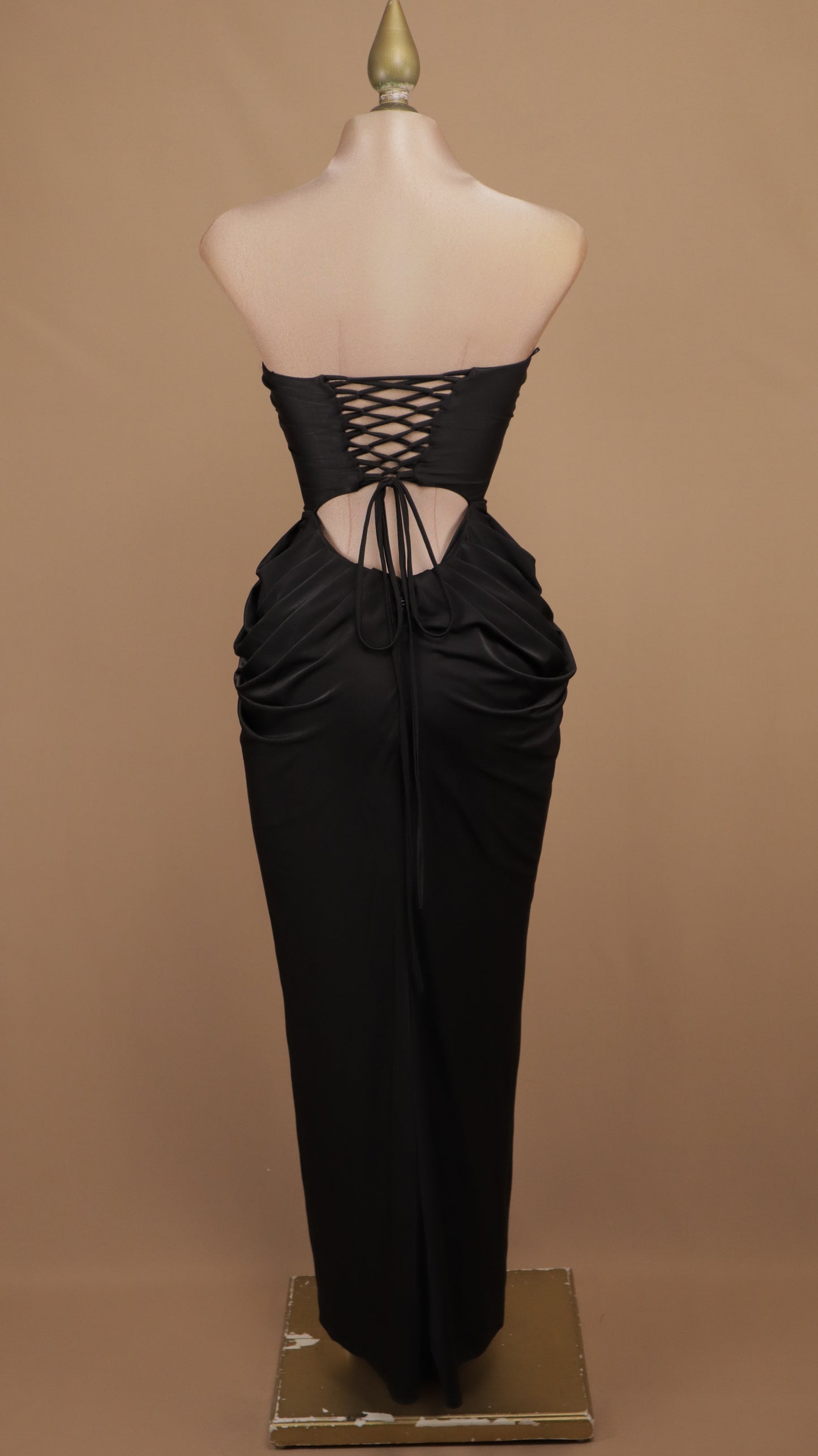 Vestido largo strapless con corsé y pliegue en cadera