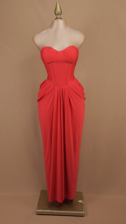 Vestido largo strapless con corsé y pliegue en cadera