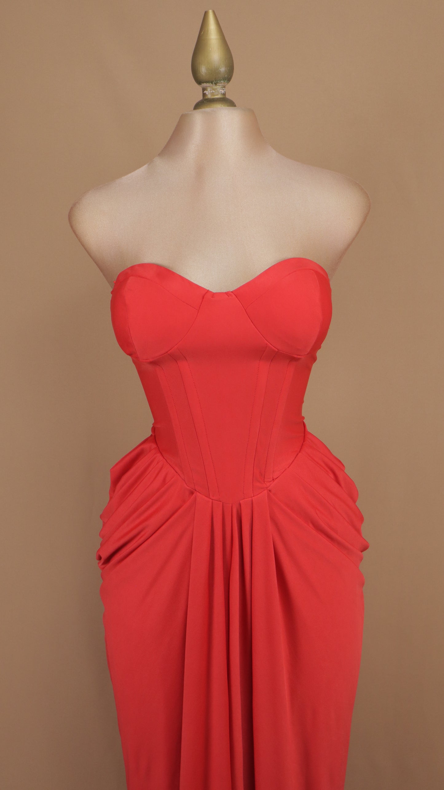 Vestido largo strapless con corsé y pliegue en cadera