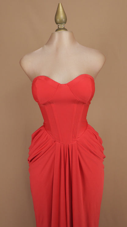 Vestido largo strapless con corsé y pliegue en cadera