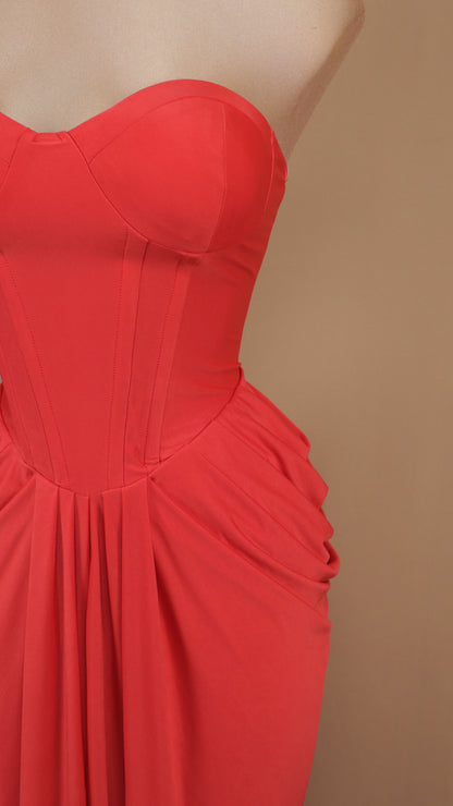 Vestido largo strapless con corsé y pliegue en cadera