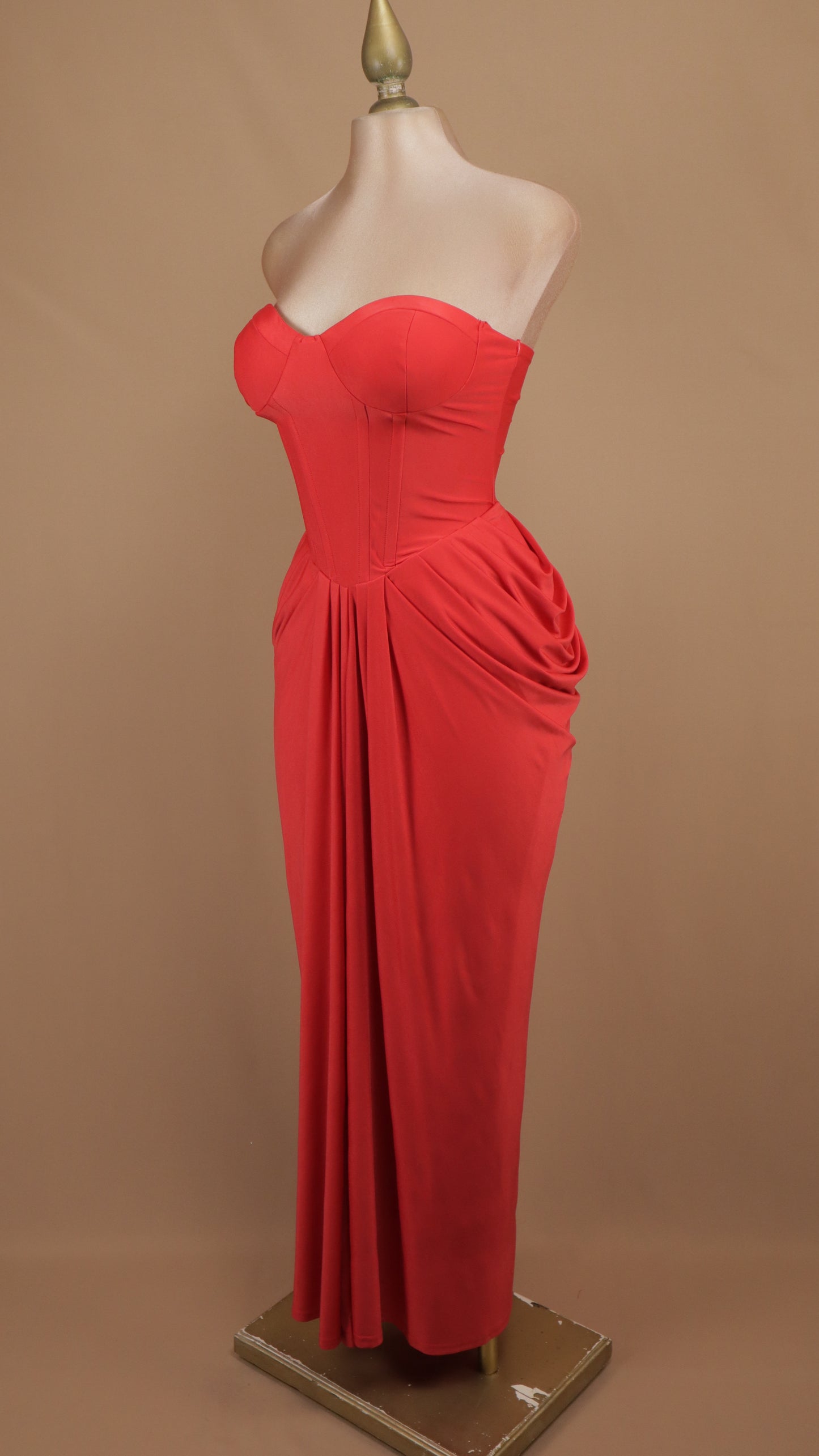 Vestido largo strapless con corsé y pliegue en cadera
