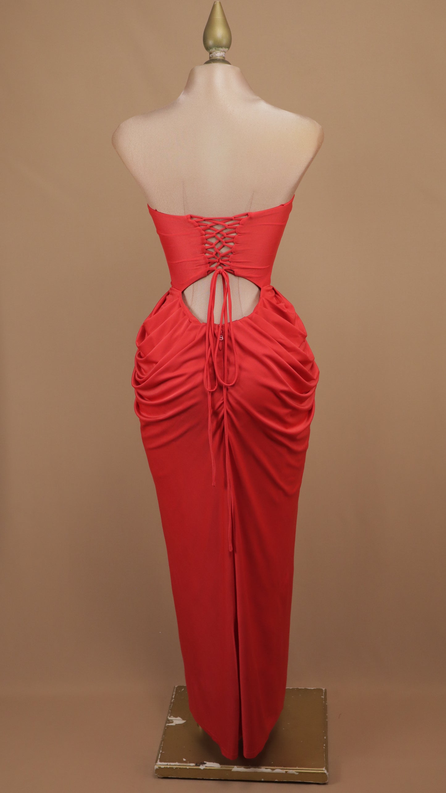 Vestido largo strapless con corsé y pliegue en cadera