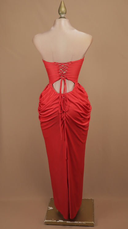 Vestido largo strapless con corsé y pliegue en cadera