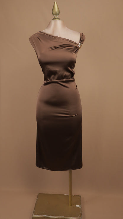 Vestido midi de satén asimétricoe con detalle en hombro