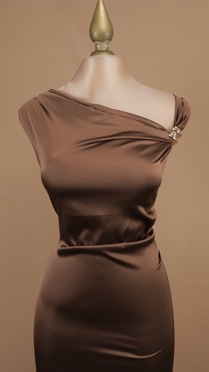 Vestido midi de satén asimétricoe con detalle en hombro