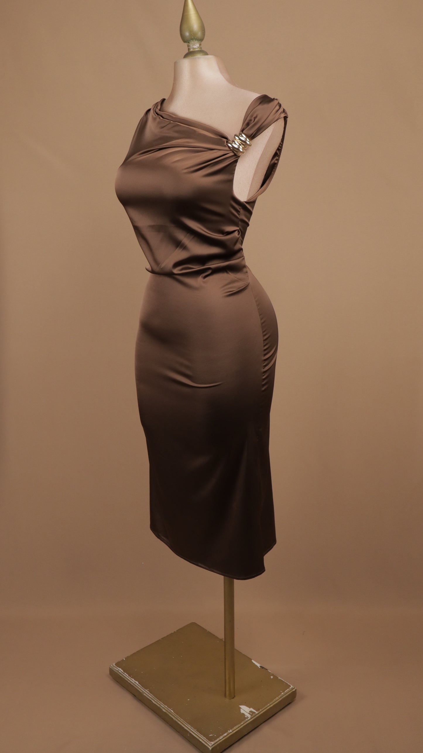 Vestido midi de satén asimétricoe con detalle en hombro