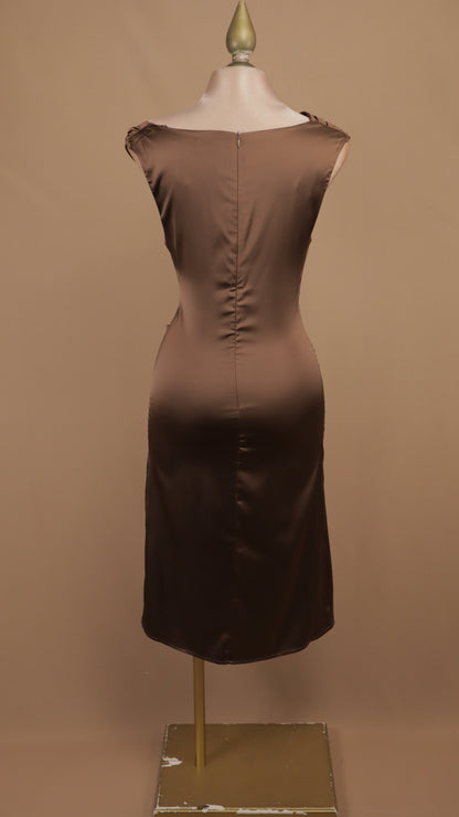 Vestido midi de satén asimétricoe con detalle en hombro