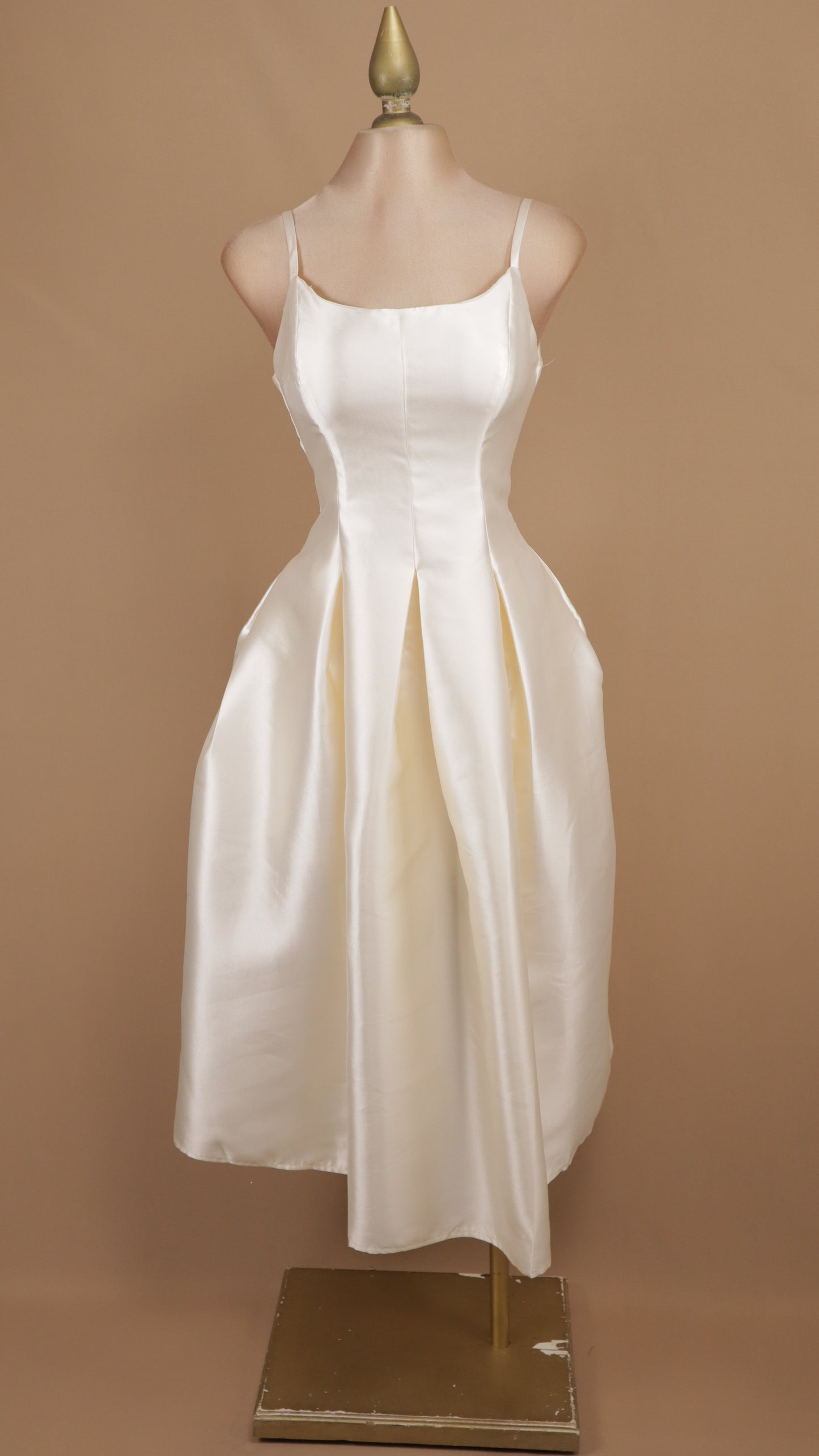 Vestido midi de satén en corte A con tirantes finos