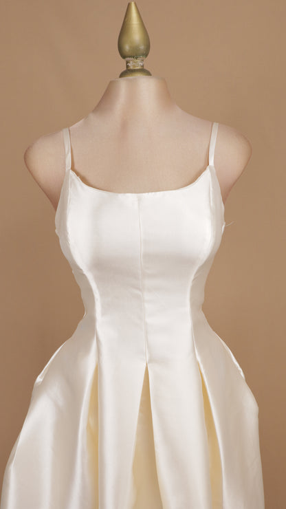 Vestido midi de satén en corte A con tirantes finos