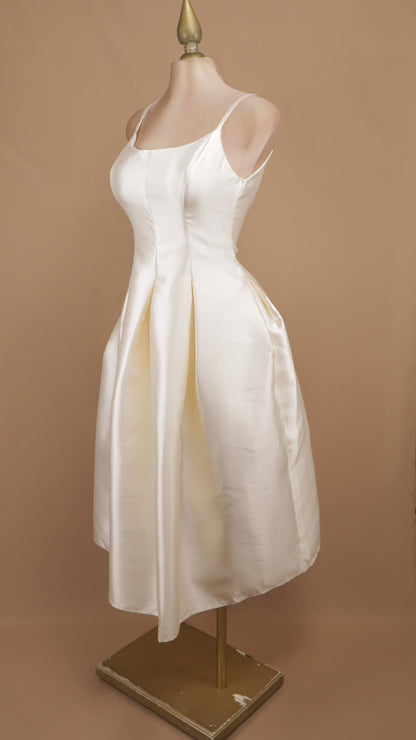 Vestido midi de satén en corte A con tirantes finos