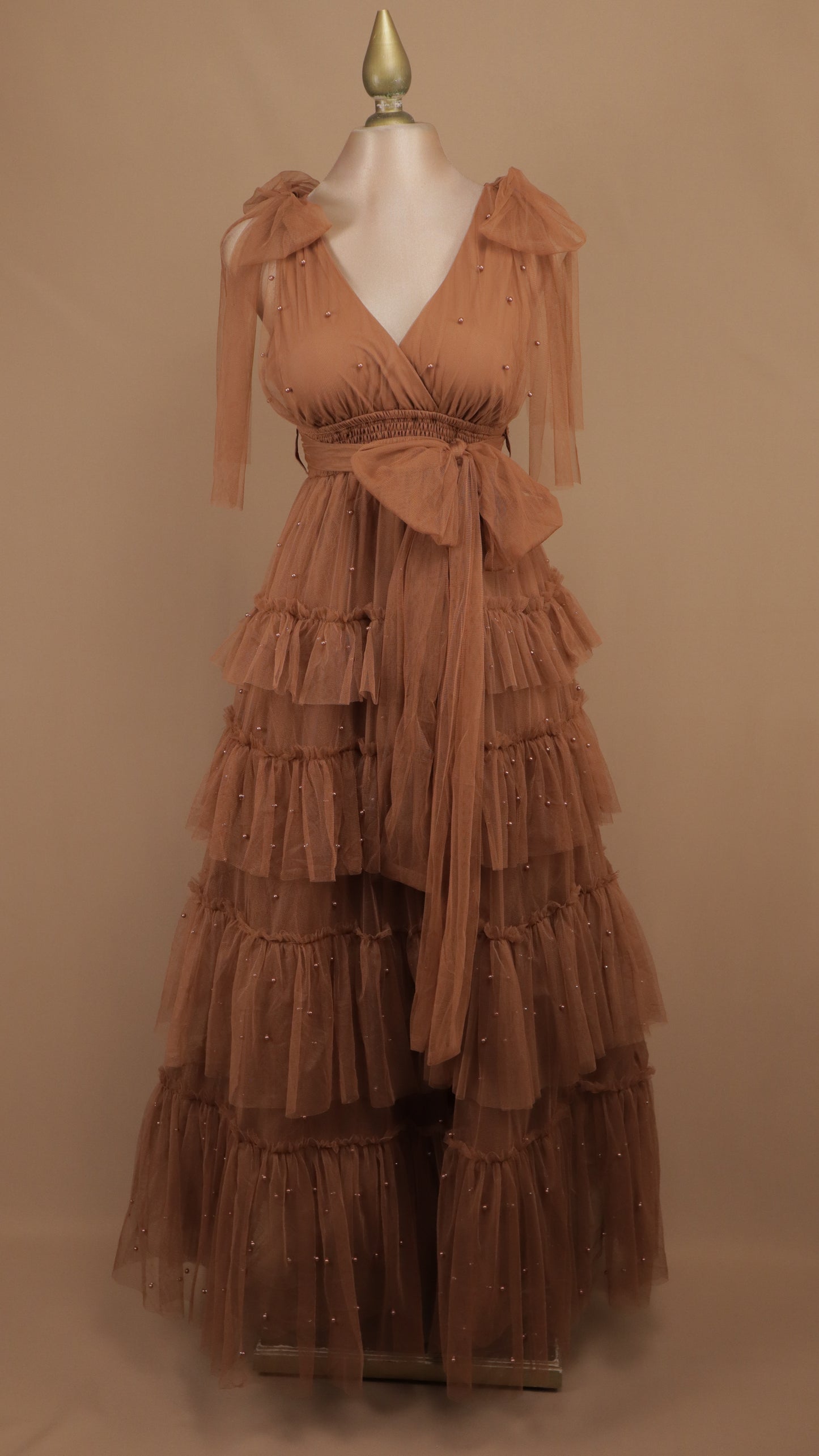 Vestido largo de tul en capas con lazos en los hombros y pedrería