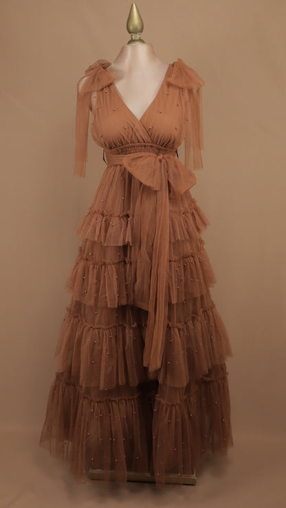 Vestido largo de tul en capas con lazos en los hombros y pedrería
