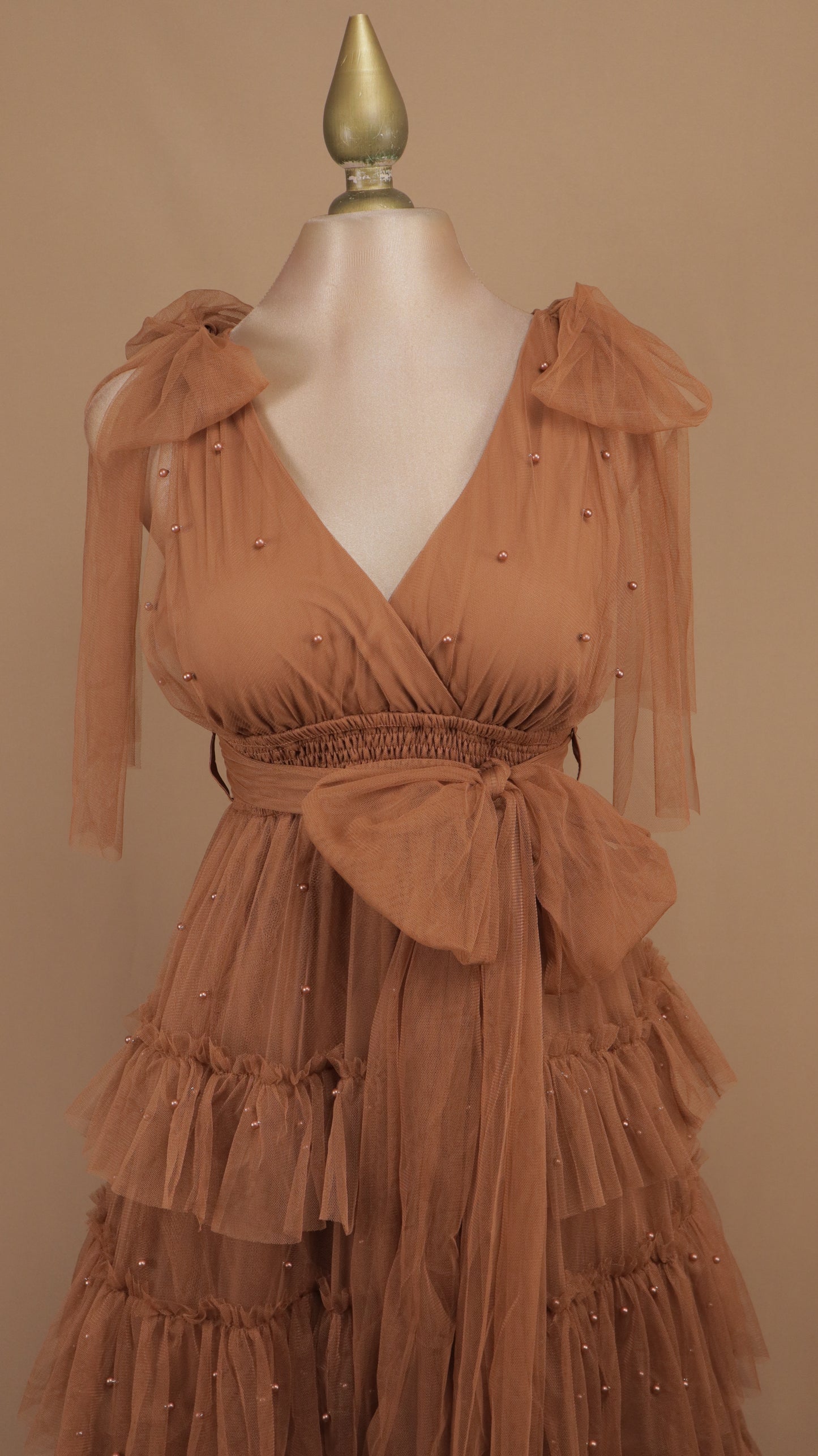 Vestido largo de tul en capas con lazos en los hombros y pedrería
