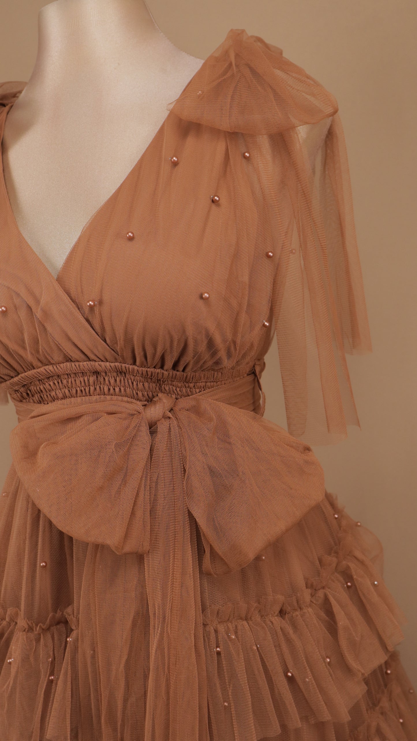 Vestido largo de tul en capas con lazos en los hombros y pedrería