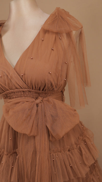 Vestido largo de tul en capas con lazos en los hombros y pedrería