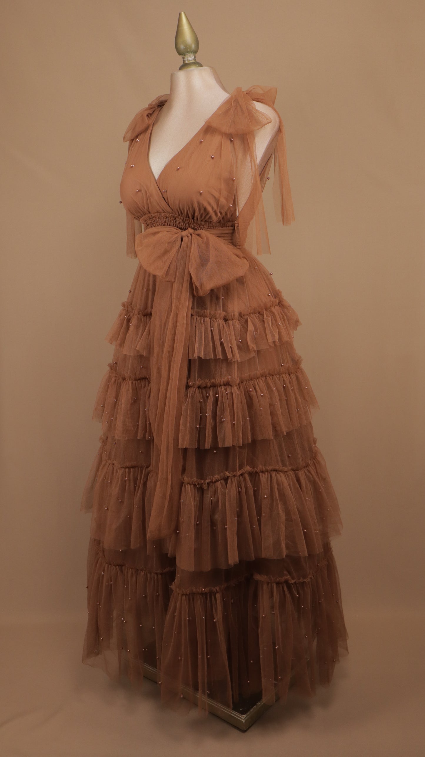 Vestido largo de tul en capas con lazos en los hombros y pedrería