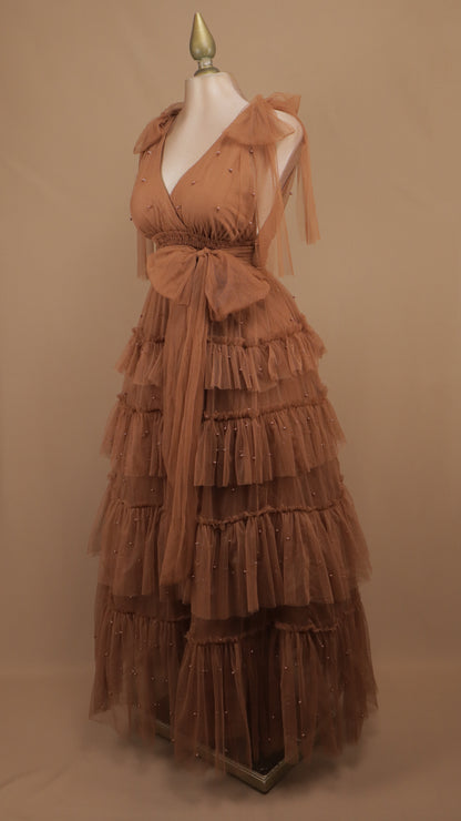 Vestido largo de tul en capas con lazos en los hombros y pedrería