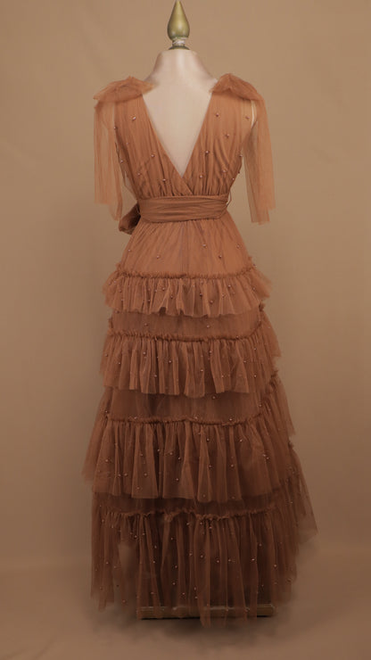 Vestido largo de tul en capas con lazos en los hombros y pedrería