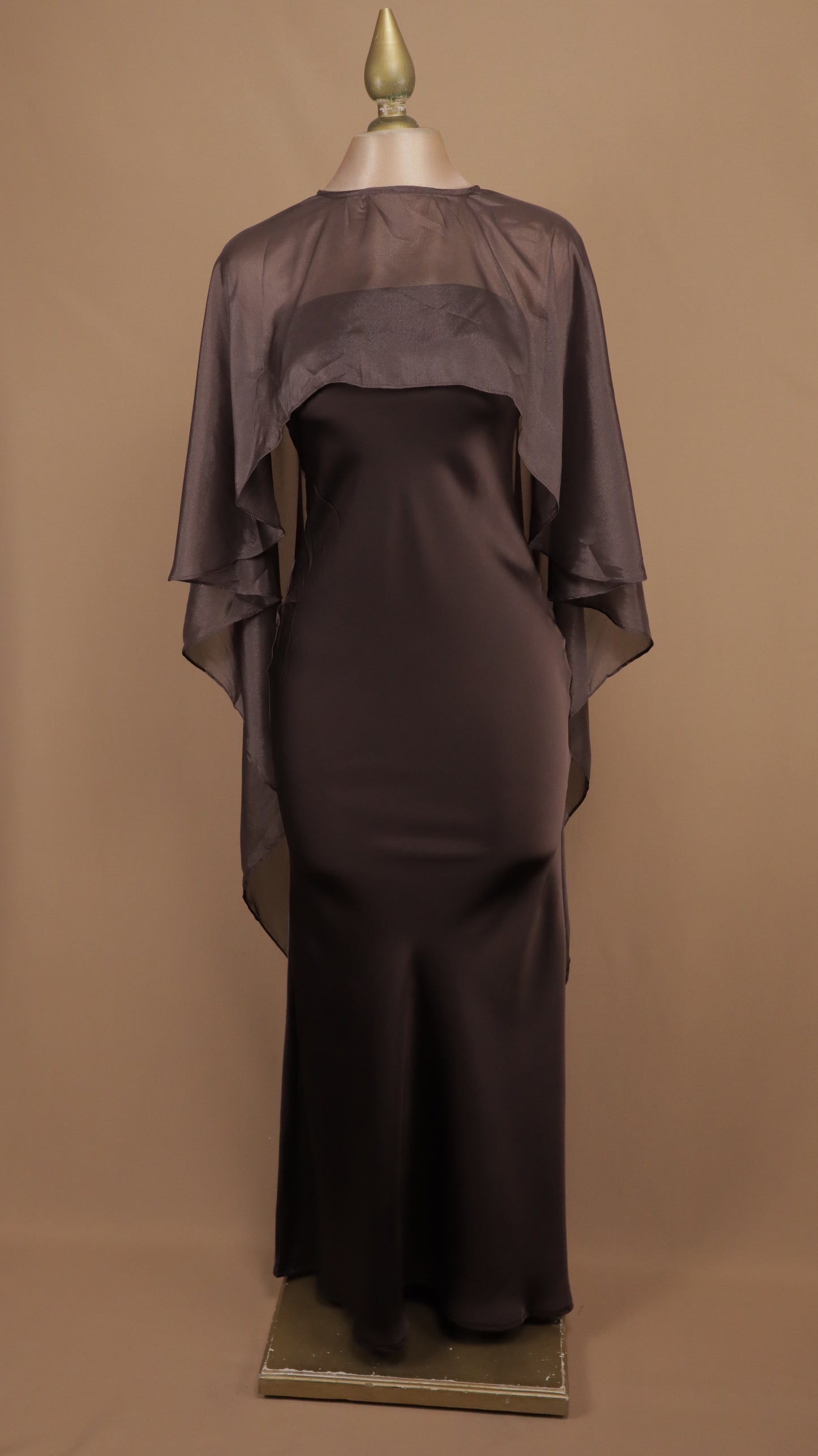 Vestido largo satinado con capa de chiffon