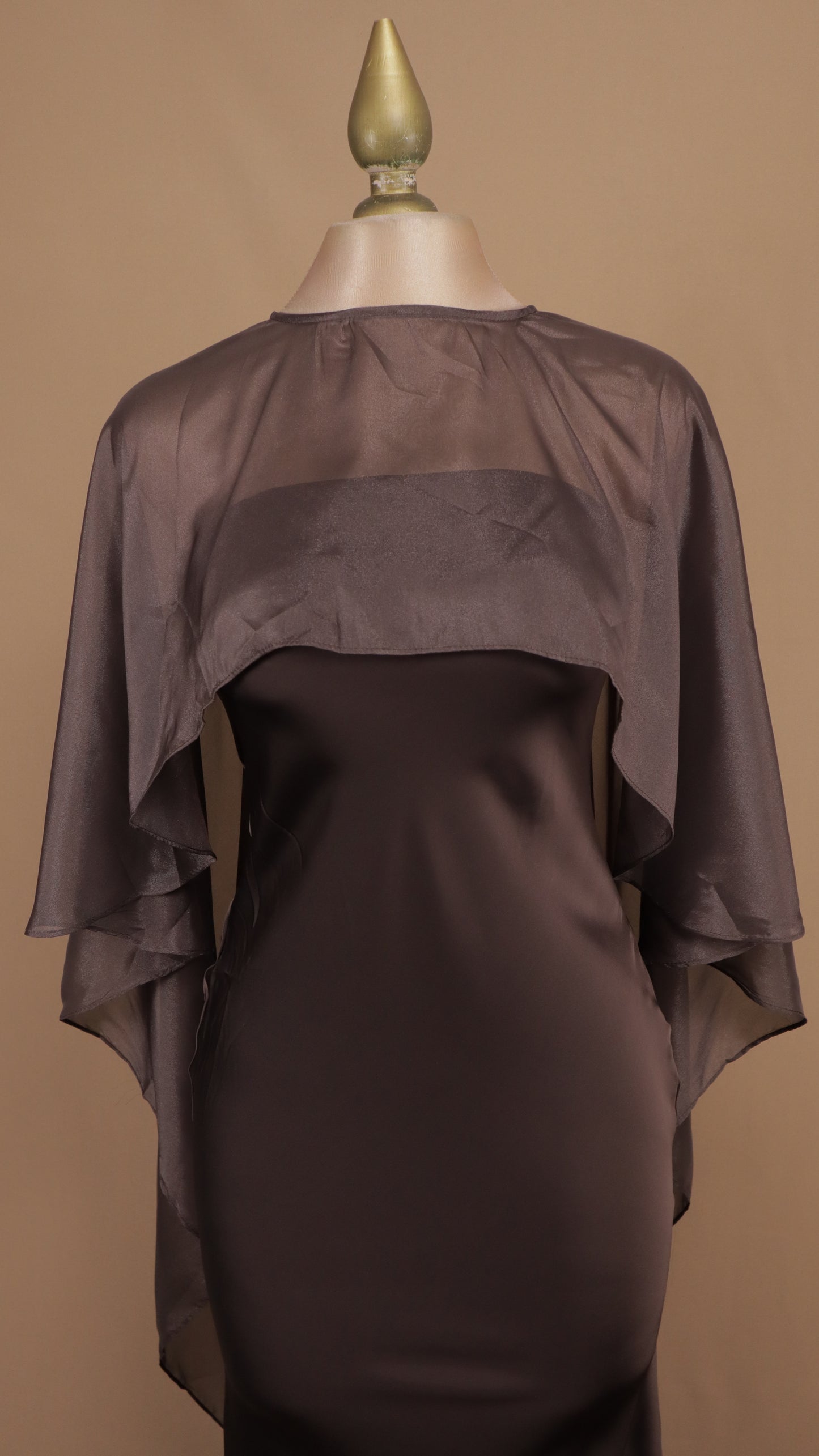 Vestido largo satinado con capa de chiffon