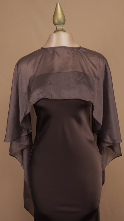 Vestido largo satinado con capa de chiffon