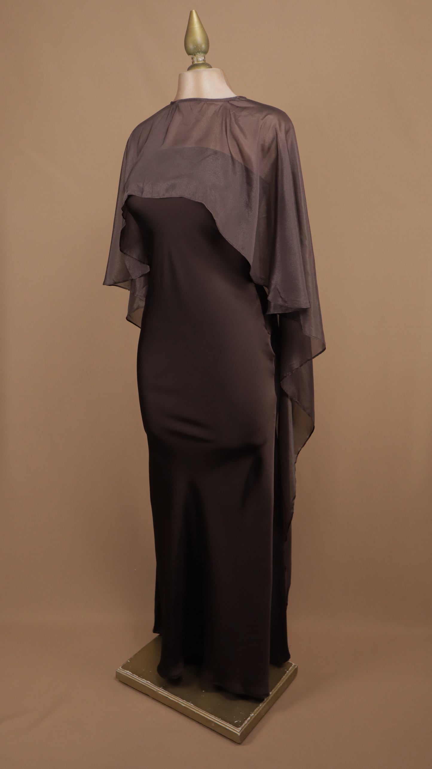Vestido largo satinado con capa de chiffon
