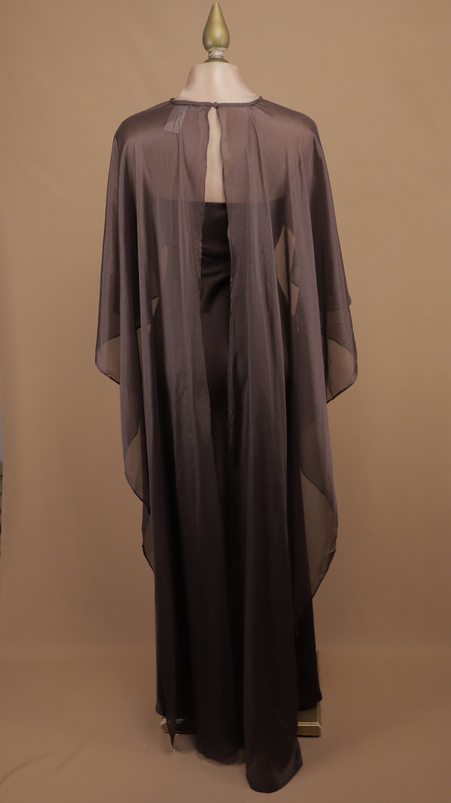 Vestido largo satinado con capa de chiffon