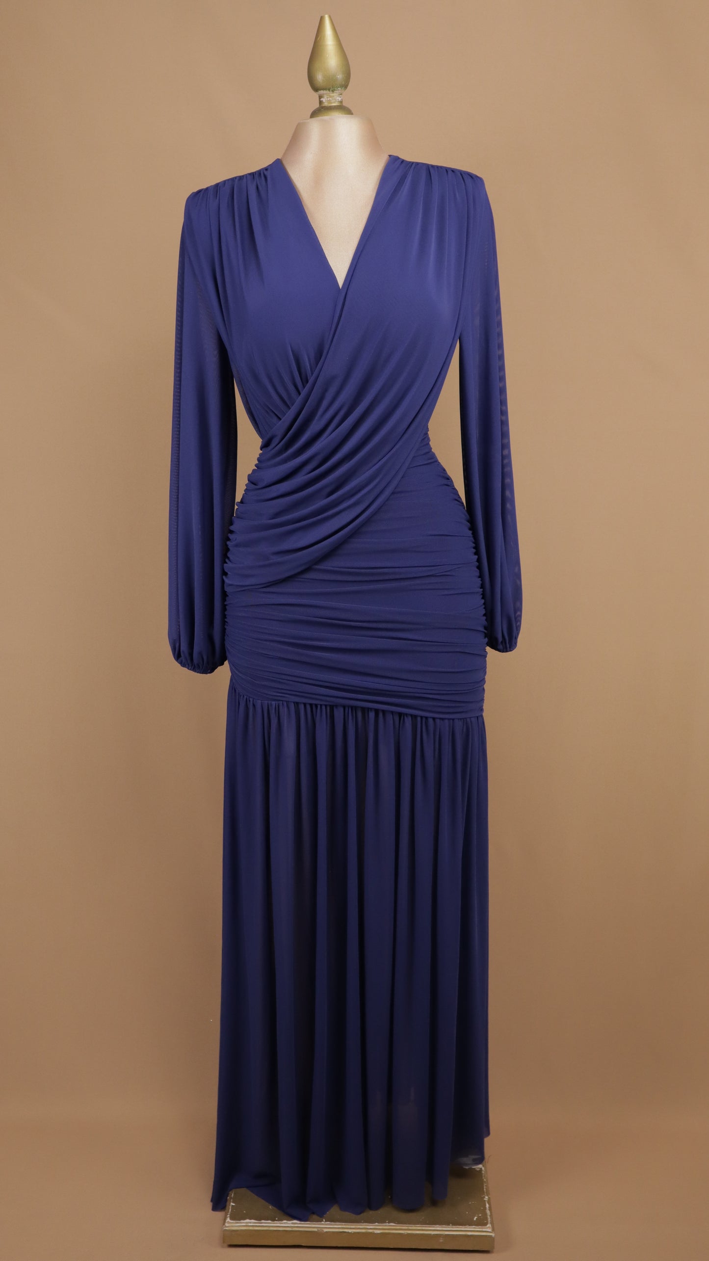 Vestido largo de noche en gasa drapeada con escote en V cruzado