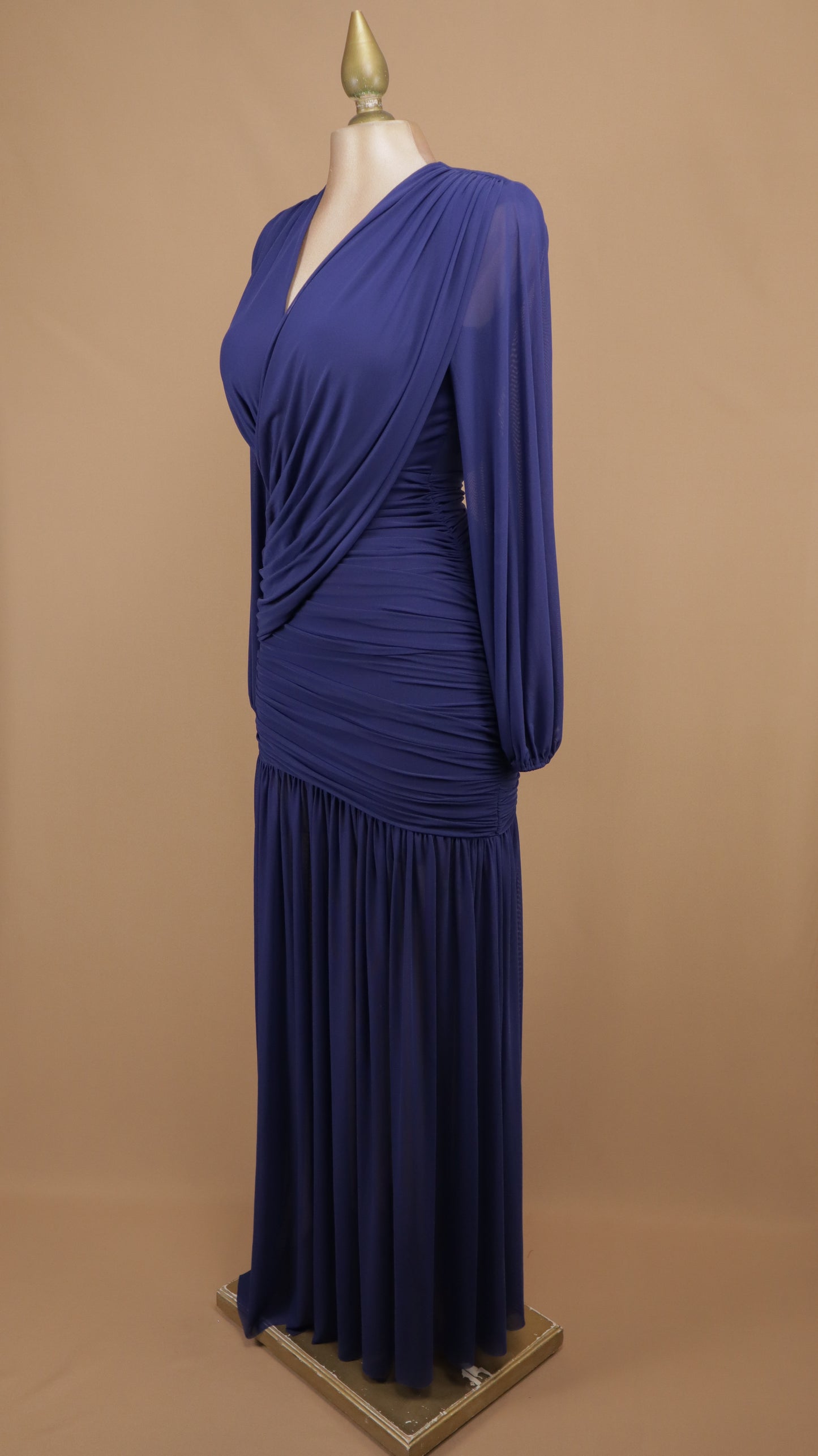 Vestido largo de noche en gasa drapeada con escote en V cruzado