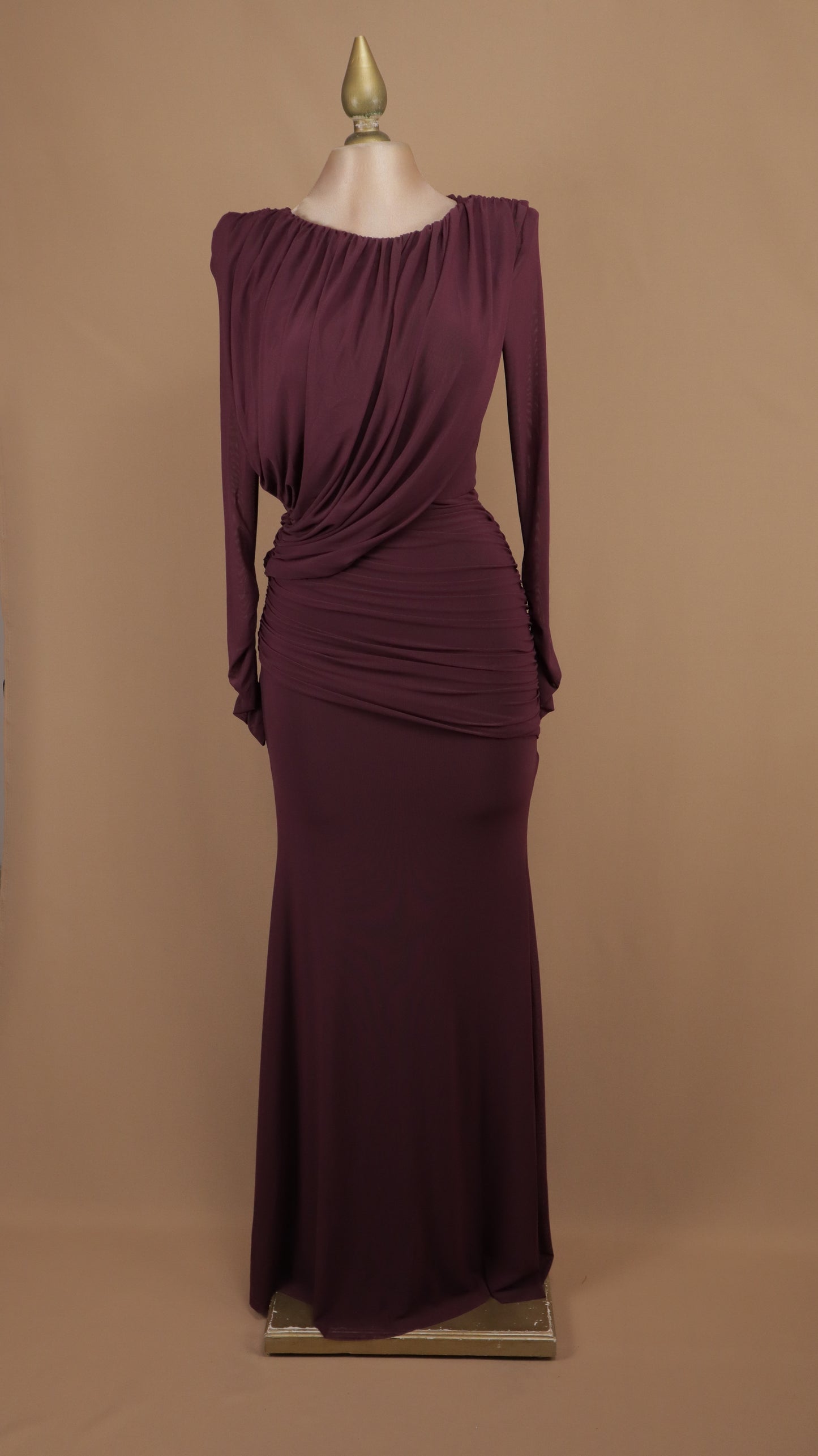 Vestido de noche ajustado con capa drapeada asimétrica y cuello barco