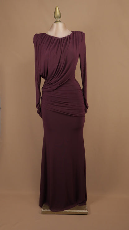 Vestido de noche ajustado con capa drapeada asimétrica y cuello barco