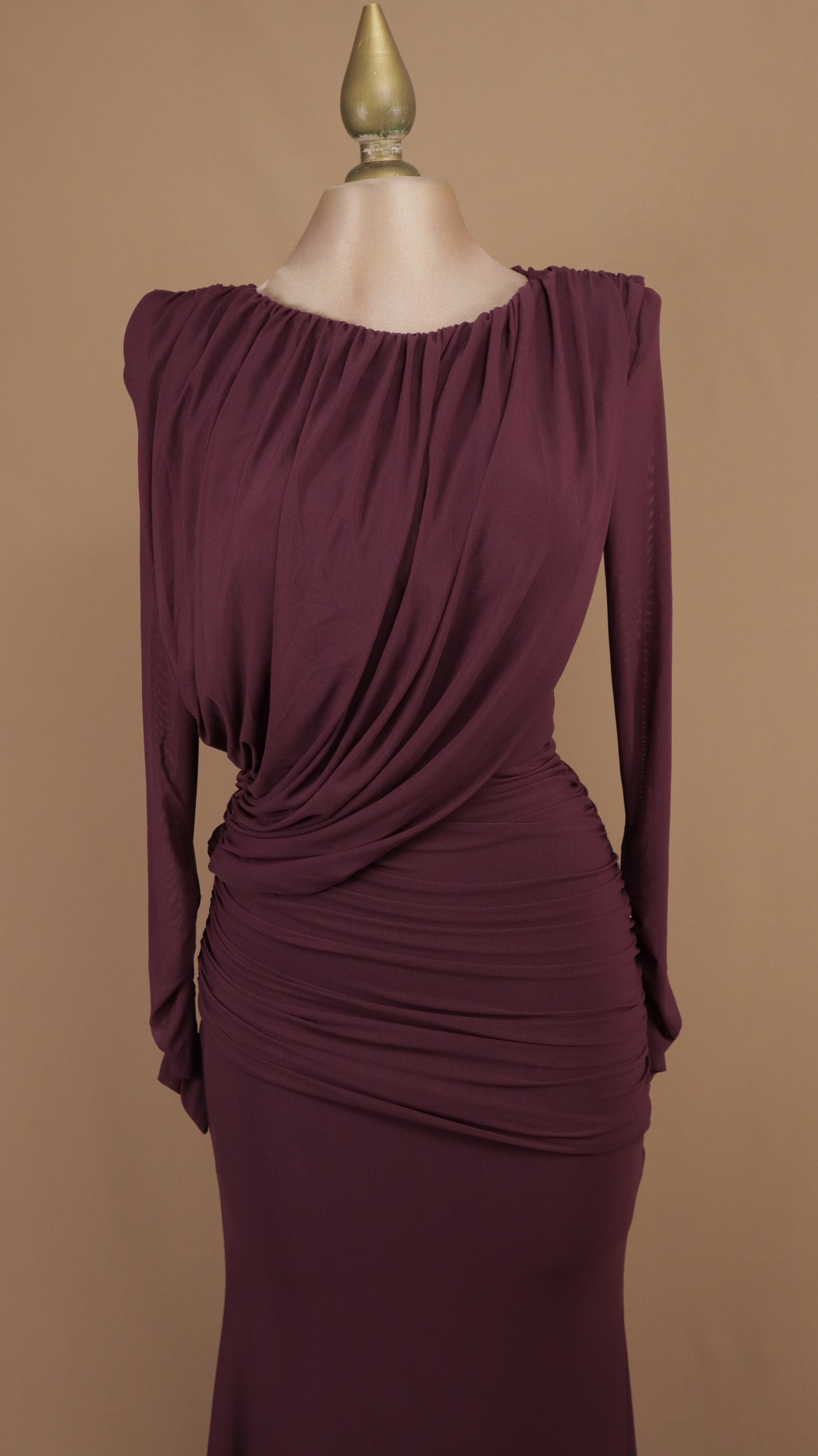 Vestido de noche ajustado con capa drapeada asimétrica y cuello barco