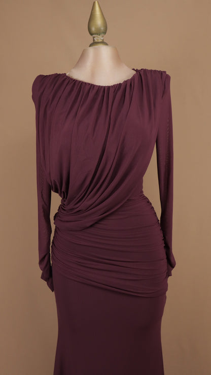 Vestido de noche ajustado con capa drapeada asimétrica y cuello barco
