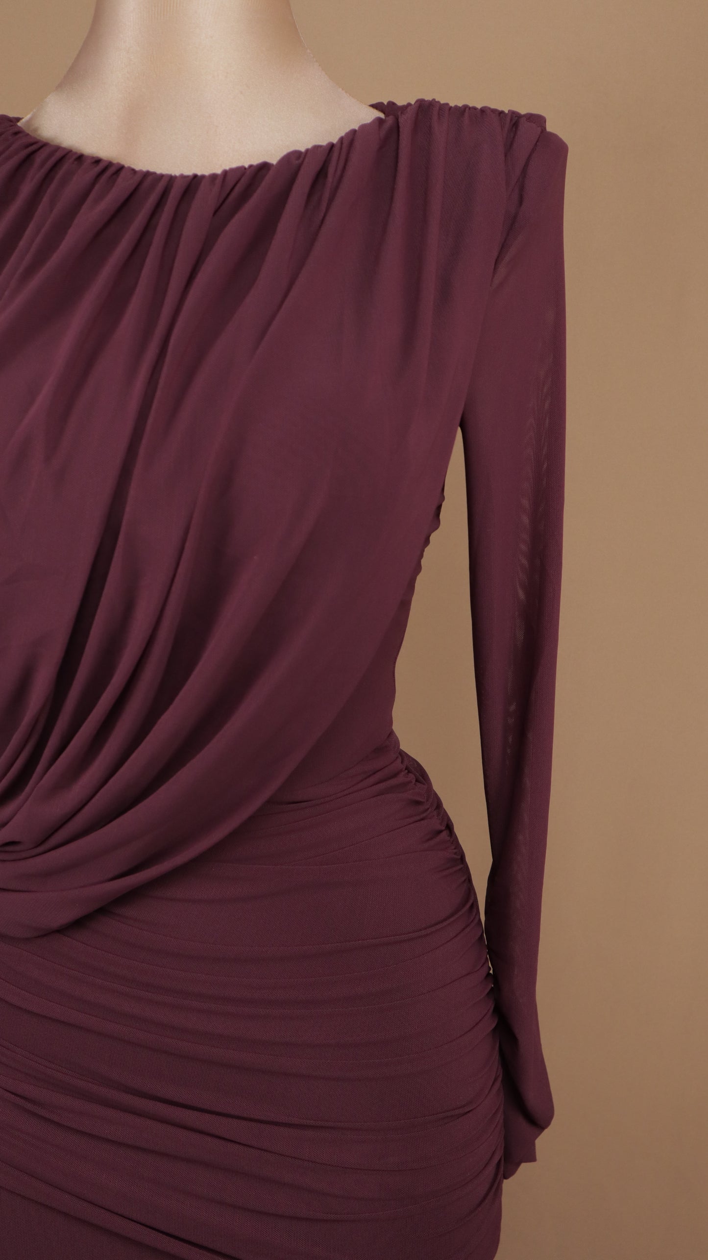 Vestido de noche ajustado con capa drapeada asimétrica y cuello barco