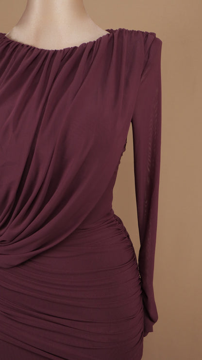 Vestido de noche ajustado con capa drapeada asimétrica y cuello barco