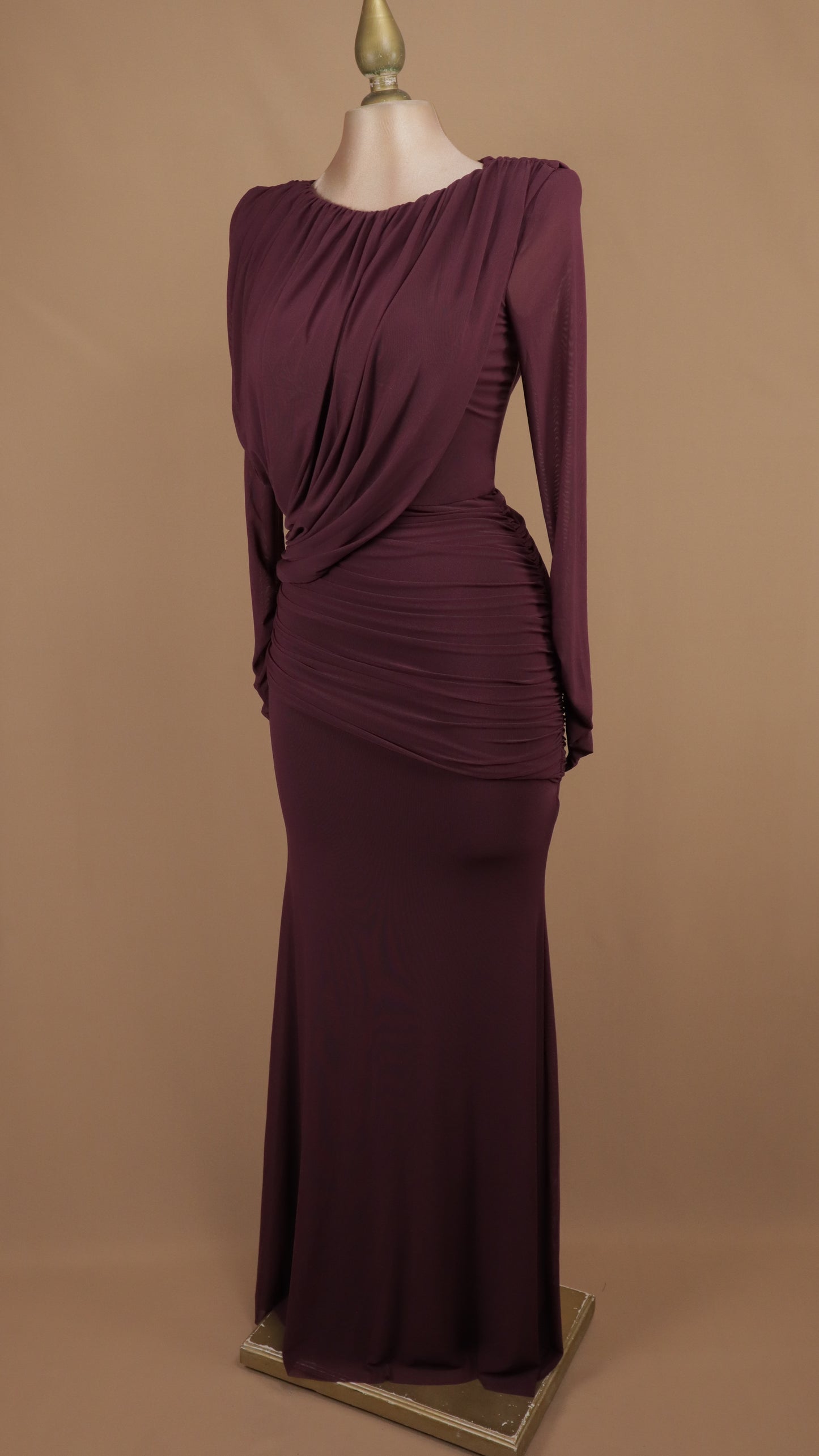 Vestido de noche ajustado con capa drapeada asimétrica y cuello barco