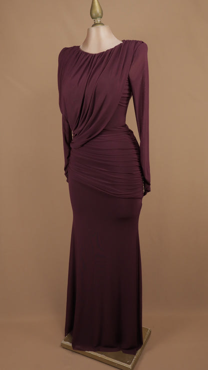 Vestido de noche ajustado con capa drapeada asimétrica y cuello barco
