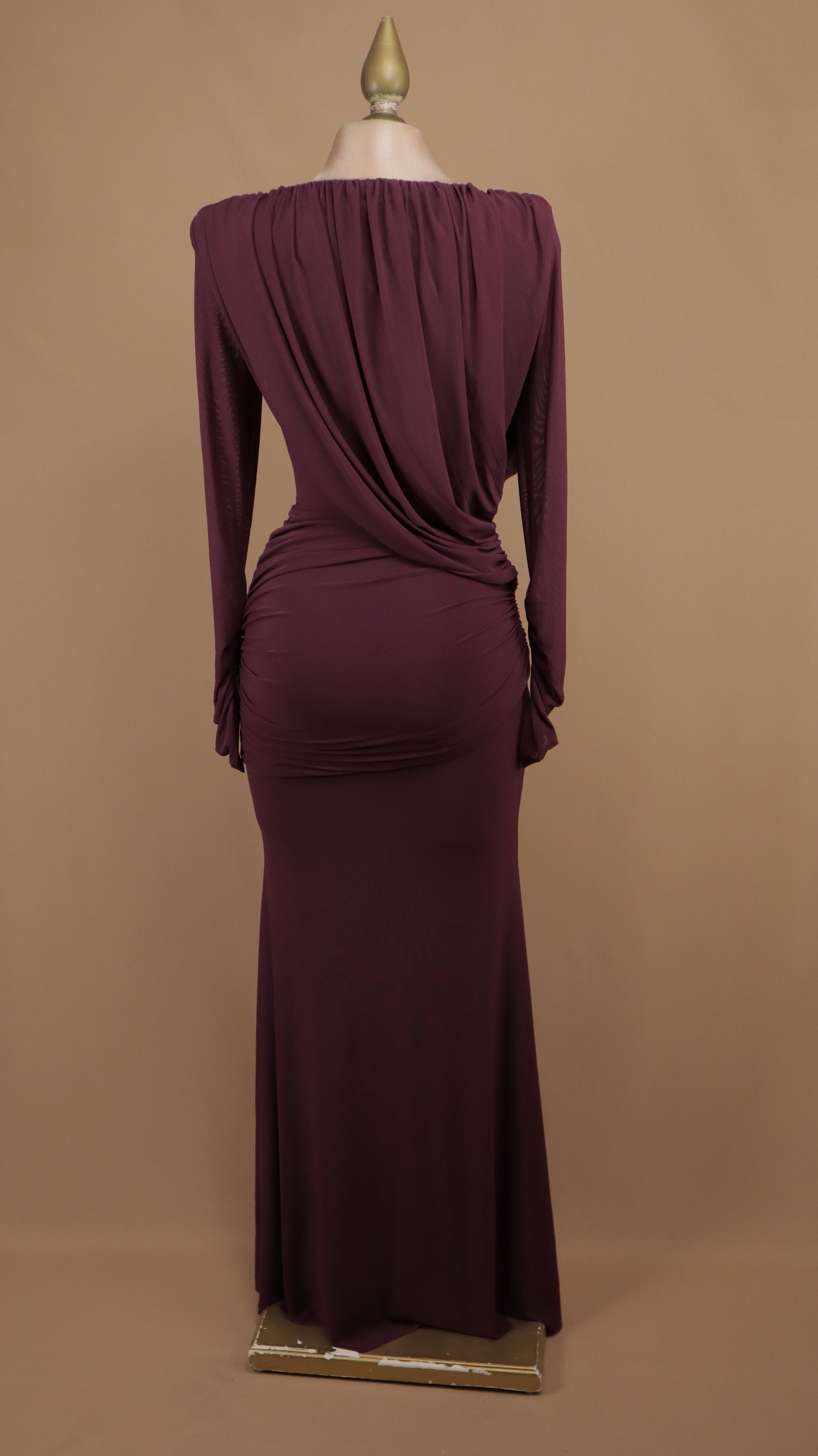 Vestido de noche ajustado con capa drapeada asimétrica y cuello barco