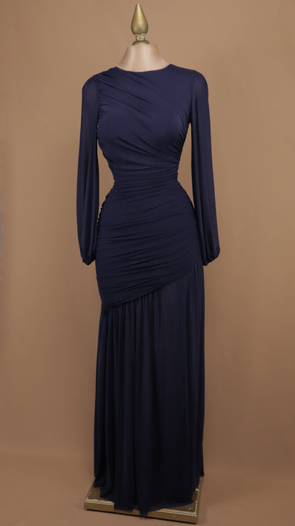 Vestido largo de gala en gasa con drapeado cruzado y mangas obispo