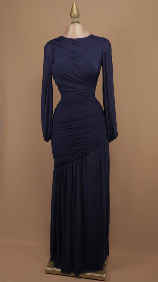 Vestido largo de gala en gasa con drapeado cruzado y mangas obispo