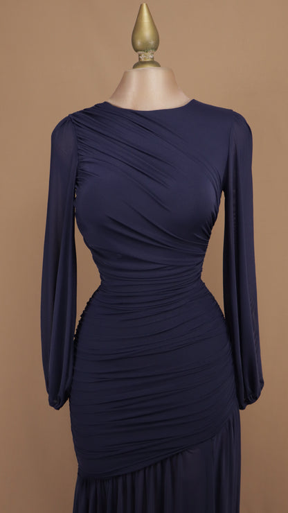 Vestido largo de gala en gasa con drapeado cruzado y mangas obispo