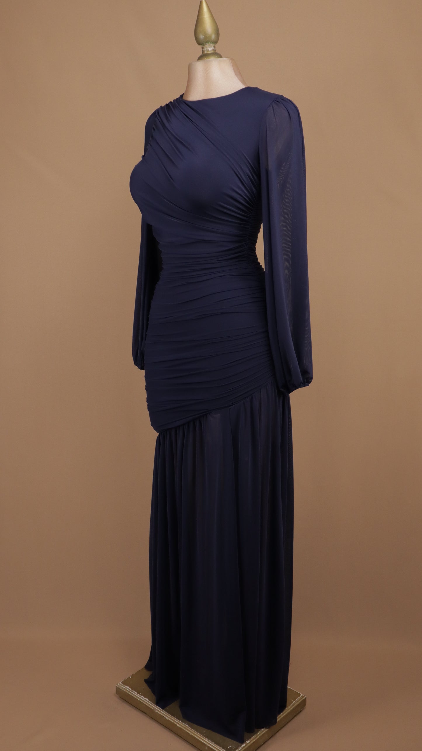 Vestido largo de gala en gasa con drapeado cruzado y mangas obispo