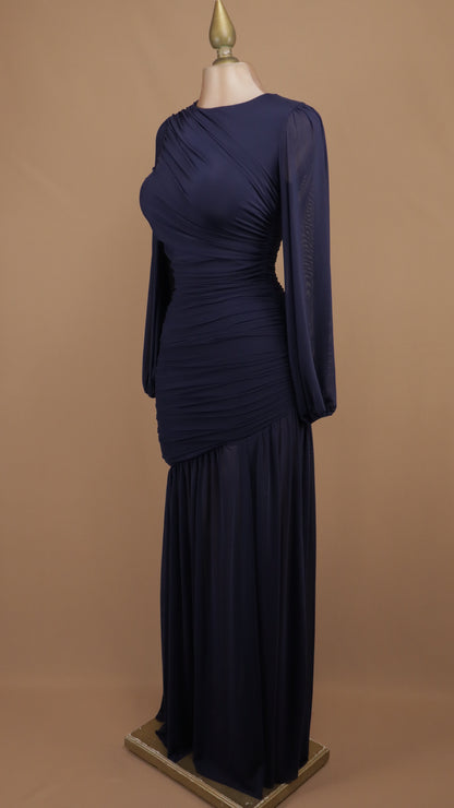 Vestido largo de gala en gasa con drapeado cruzado y mangas obispo