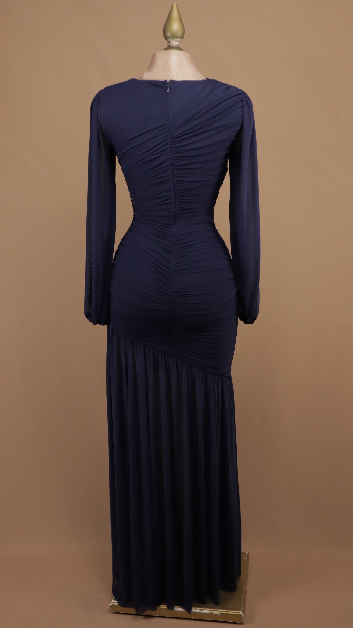 Vestido largo de gala en gasa con drapeado cruzado y mangas obispo