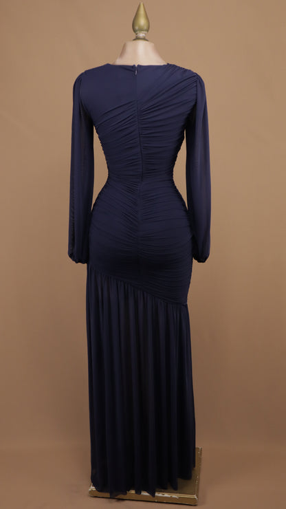 Vestido largo de gala en gasa con drapeado cruzado y mangas obispo