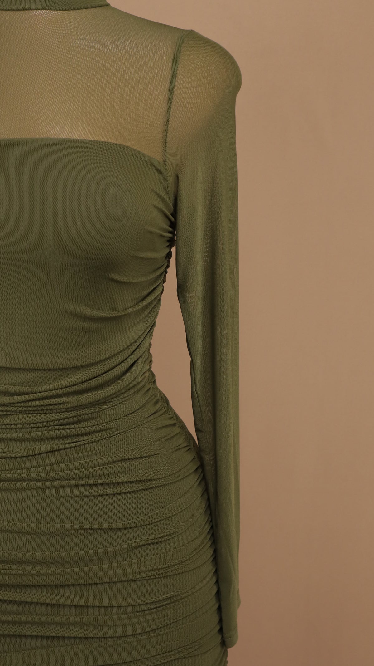 Vestido midi ajustado en malla en manga larga