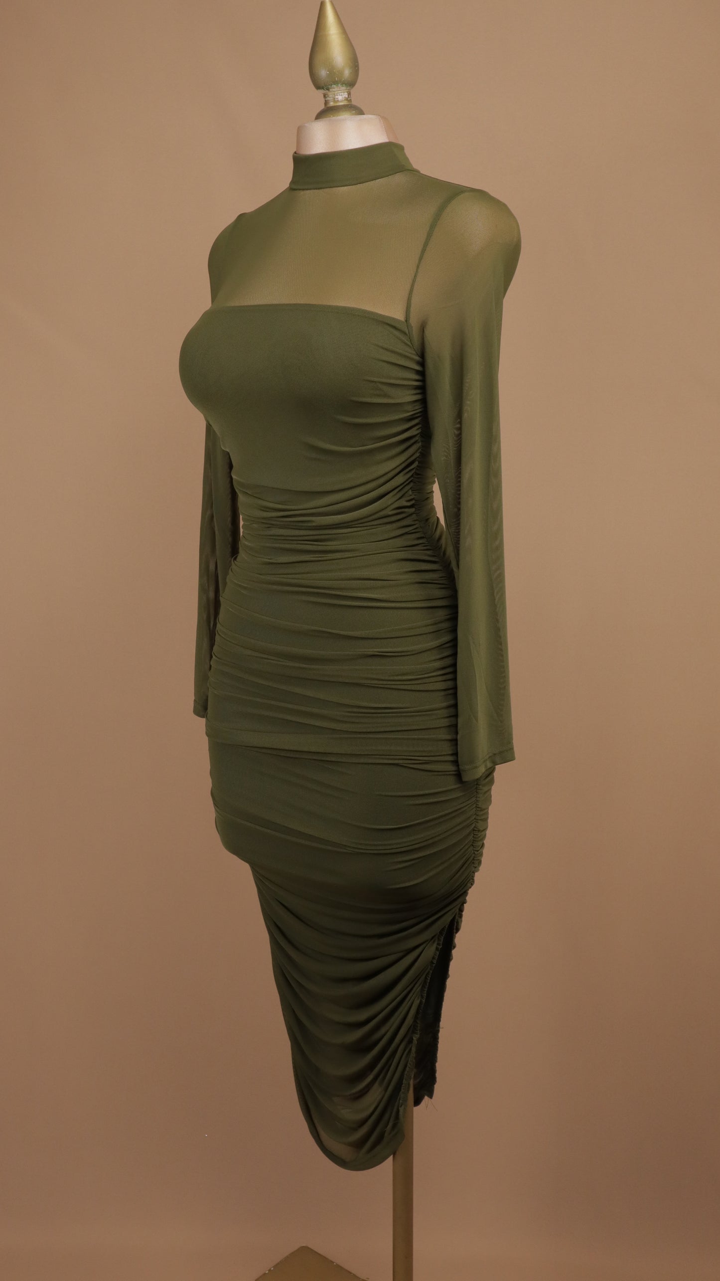 Vestido midi ajustado en malla en manga larga